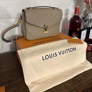 Louis Vitton POCHETTE MÉTIS Bag